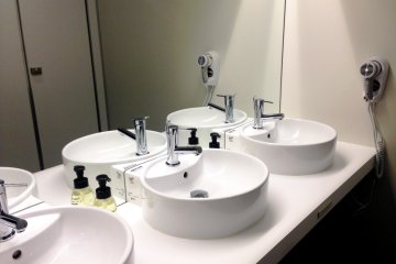 <p>Clean and functional bathrooms</p>