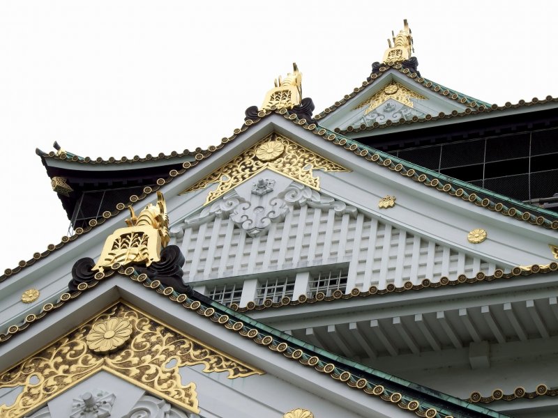 <p>Beautiful gold decoration on the castle roof</p>