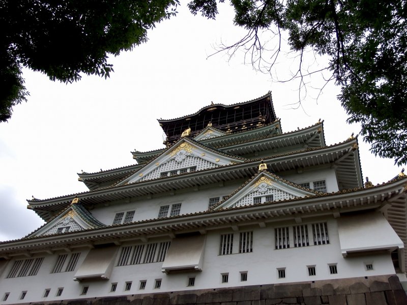 지금은 오사카 성 본관 앞에 서 있지만, 뒷문으로 들어가 보니 성곽의 옆모습이 보인다. 성 앞쪽으로 가서...