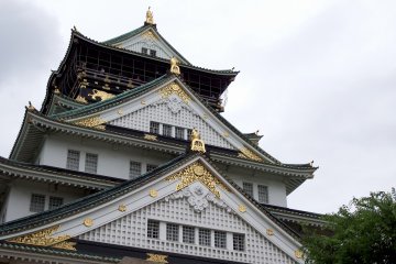 <p>And here you are, in front of the main tower of Osaka Castle!</p>