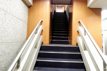 오사카성 본탑에 들어가면 엘리베이터나 계단을 선택할 수 있다. 엘리베이터의 경우에는 긴 줄을 서야 한다. 우리는 기다리기 싫어서 계단으로 가기로 결정했다. 그리고 이게 우리가 가진...우리는 8층까지 올라가야만 했어!