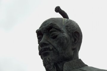 <p>Close-up of the statue of Toyotomi Hideyoshi, who is enshrined in Hōkoku Shrine in Osaka</p>
