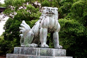 <p>Stone statue of guardian dog at Hōkoku Shrine</p>