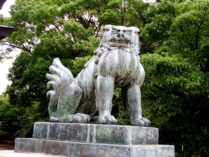 <p>Stone statue of guardian dog at Hōkoku Shrine</p>