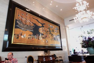 In the lobby, a ceramic art &quot;Namban Screen&quot; mural is displayed on the wall. The original was painted by Naizen Kano before the 17th century (exact date unknown)