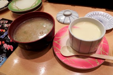 Una sopa de miso y una crema de huevo al vapor. Aunque la tarrina de huevo cuesta 280 yenes, ¡trae un montón de cangrejo!
