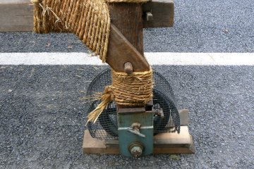 <p>The struts are held together by wooden pegs and rope</p>