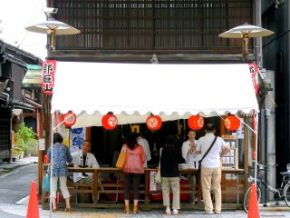Các quầy thông tin và quầy lưu niệm Gion Matsuri được dựng lên sau đó