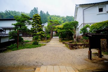 <p>Shot from the Waki-Honjin, you will walk down this path to get to Waki-Honjin.&nbsp;</p>