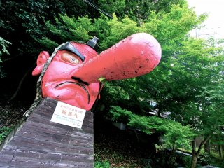 รูปปั้นเทนงุตั้งอยู่หน้าสถานี Kurama