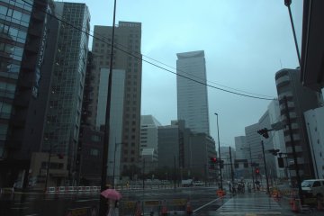 Центральные здания Токио под дождем