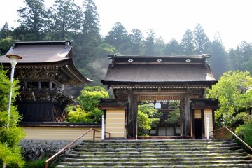 <p>The front entrance - entering this section of the temple is free.</p>