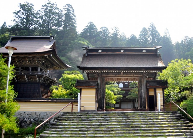 <p>The front entrance - entering this section of the temple is free.</p>