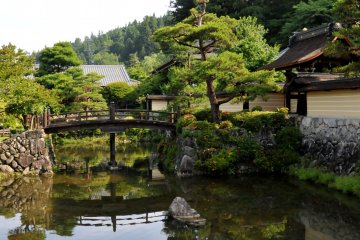 <p>If you are driving, there is a free parking lot in front of the temple, beside this pond.</p>