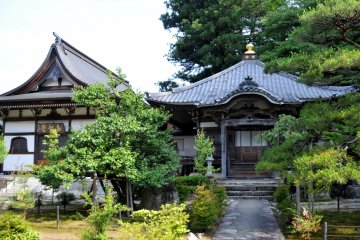 <p>Pay 300 yen to enter the temple in order to view the famous painting and a garden built into the hillside behind the main hall.</p>