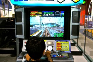 เด็กชาวญี่ปุ่นทดลองขับเคลื่อนรถไฟด้วยอุปกรณ์จำลอง