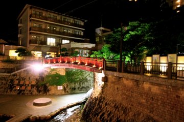 <p>สะพาน Tsuesute ใครหายจากอาการปวดเมื่อย มาโยนไม้เท้าทิ้งได้ที่นี่ ดูก่อนด้วยว่าจะไม่โดนหัวใคร</p>