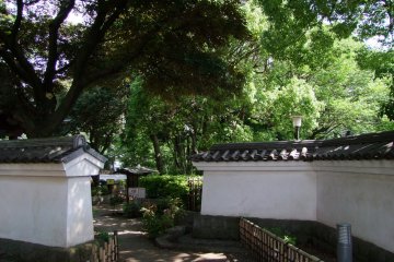 <p>Old-style Japanese architecture</p>