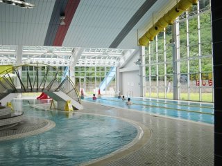 YONETSU=KAN 笹岡のプールは、フィットネス用の２５メートルプールが３レーン、ひょうたん型の流水プールは子供も含めたファミリー向け。幼児用に深さ３０センチの浅いプールもあって、家族で訪れても楽しいし、大人が一人でフィットネスに来ても良いだろう