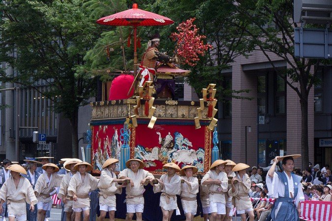 Houshou-yama (保昌山) During the Yamaboko Junko (山鉾巡行) in Kyoto,2012! This float features the famous love story between court poetess Izumi Shikibu and courtier Hirai Yasumasa. In the scene portrayed on this float the valiant Yasumasa, also called Hosho, dares to intrude into the Shishin-den, the very center of the Imperial court, to snap a branch from a noted red Ume tree (Japanese plum) to present it to this court lady that he admires