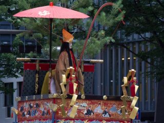 Urade-Yama (占 出山) Trong suốt lễ diễu hành Yamaboko Junko (山鉾巡行) ở Kyoto, 2012! Chiếc kiệu này miêu tả một câu chuyện nổi tiếng khi Hoàng hậu Jingu, một nữ anh hùng huyền thoại chứ không phải là nữ anh hùng lịch sử của Nhật Bản, đi câu cá Ayu (cá ngọt) khi cô ở Hizen (quận Saga ngày nay ở phía bắc Kyushu) để làm một lá số tử vi về chiến thắng hay thất bại của  Hoàng đế