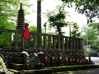 Các pho tượng ojizo trong những tấm vải đỏ thường thấy