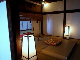 Tấm nệm lớn trên sàn trải chiếu tatami