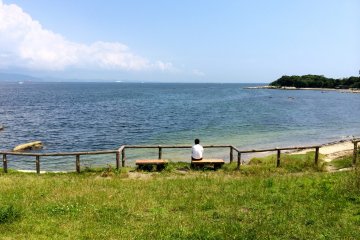 <p>During the week, Cape Tomyozaki&nbsp;beach is a wonderful getaway to just relax on the bench and enjoy the views of the ocean.</p>