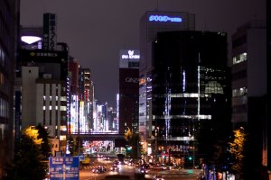 Pemandangan dari salah satu jalan di Tokyo pada malam hari