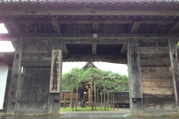 <p>Hokkaido: The main gate of Yoshitsune Temple</p>
