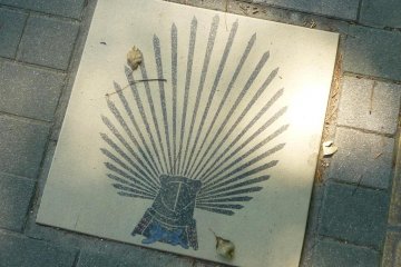 Street paver showing the helmet of Toyotomi Hideyoshi