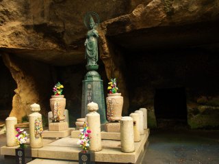 Các hang động chôn cất lần đầu tiên được sử dụng trong thời Kamakura và tiếp tục được sử dụng trong thời kỳ Edo. Nghi lễ chôn cất cũng như các di tích thiêng liêng được thực hiện trong các hang động này.