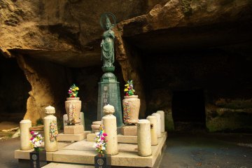 <p>Погребальные пещеры, впервые использованные в период Камакура, использовались вплоть до периода Эдо. Похоронные обряды, а также священные останки были перенесены в эти пещеры.</p>