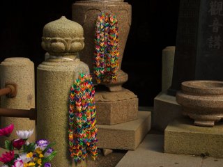 Senbazuru (千 羽 鶴), nghĩa là một ngàn con hạc giấy, được sử dụng như một biểu tượng của may mắn và một lời cầu nguyện cho hòa bình và may mắn