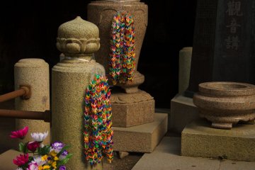 <p>Сэнбадзуру (千羽鶴), или тысяча бумажных журавликов, как символ удачи, и молитва за мир и удачу</p>
