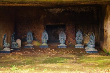 <p>Statues in the caves on the right side approach to the temple</p>
