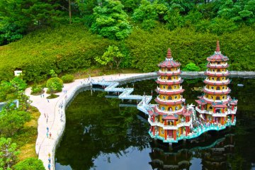 <p>Dragon and Tiger Pagodas, Kaohsiung ประเทศไต้หวัน</p>