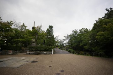 El parque junto al templo