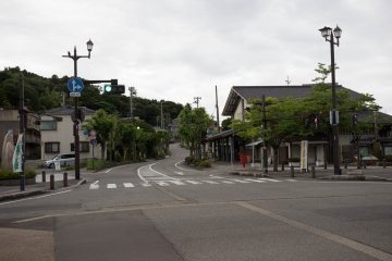 <p>Look at how empty and quiet the city is</p>