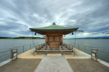 <p>Плавающий небольшой храм на озере</p>