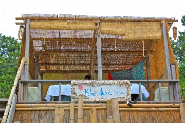 <p>Blue Moon Spa is prepared with two, private beds overlooking Isshiki Beach in Hayama.</p>