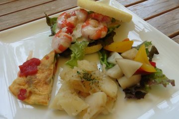 <p>Shrimp and avocado sandwich with soy milk sauce, vegetable omelet and two different types of raw vegetable salad</p>