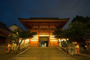 <p>The gate with hundreds of lanterns lighting up Higashiyama.</p>
