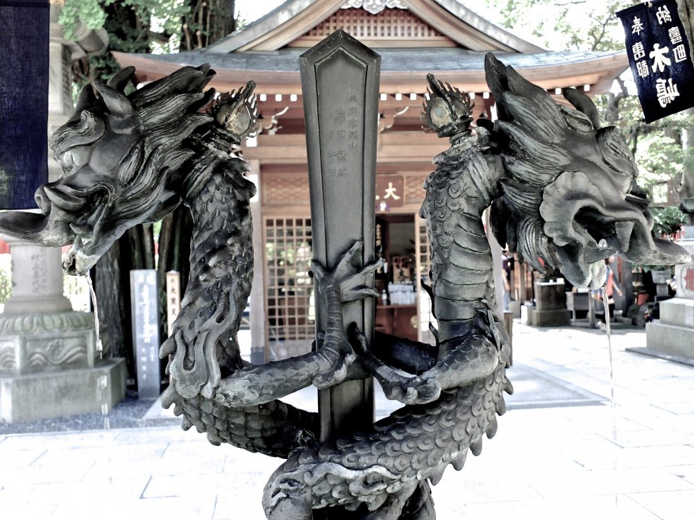赤坂の豊川稲荷では、この勇ましい龍たちが手水舎を守っている