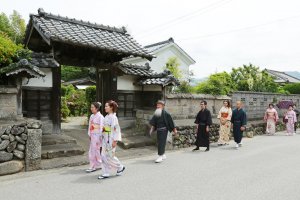 Strolling around in the streets between samurai residences