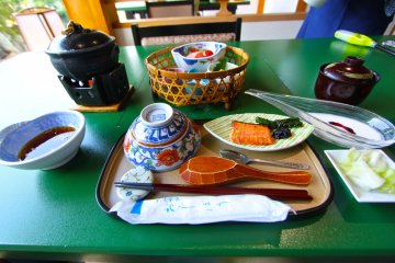 <p>อาหารเช้าก็ยังเป็นแบบญี่ปุ่นเน้นสุขภาพกันซักหน่อย</p>