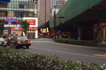 มองไปยังถนนยากิโทะริจากด้านข้างของสถานียุระคุโชะ