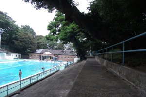 Motomachi swimming pool, poolside view