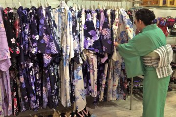 <p>At Marui City department store in Shibuya, you can try on their newest yukata line called &quot;Rakuchin Kirei Yukata.&quot; A 3-Step, user-friendly yukata for a hassle free dress-up.</p>