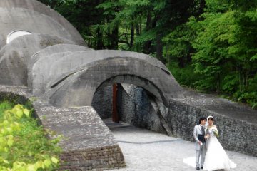 <p>Newlyweds at the forecourt of the Stone Church</p>